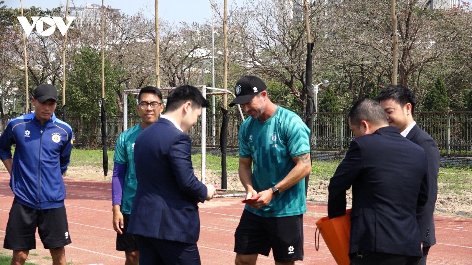 HLV Hà Nội FC tuyên bố “đanh thép” trước cuộc đua vô địch V-League 2025/2026